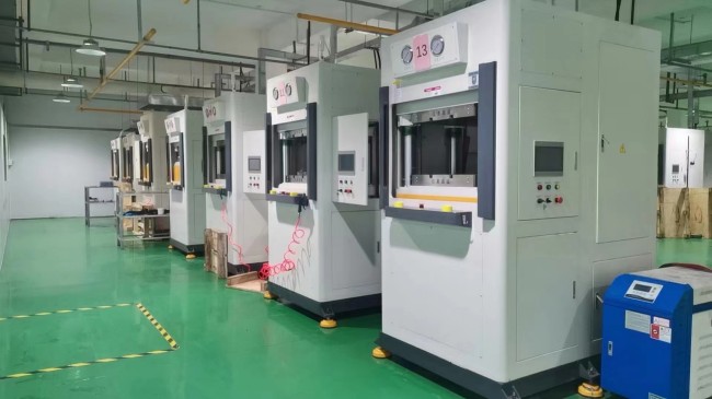 碳纤维热压成型机_@分段、分区节制温度、压力