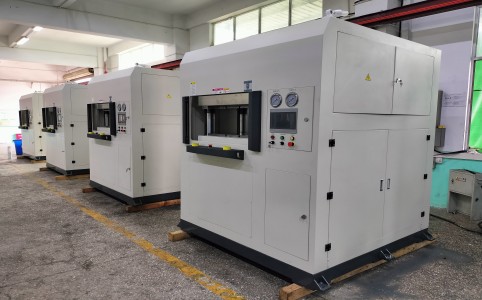 碳纤维热压成型机：多段加压，分段控温，曲线升温